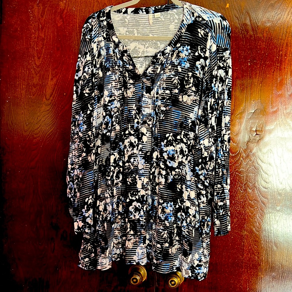 Beautiful black and blue modern blouse from smoke free home